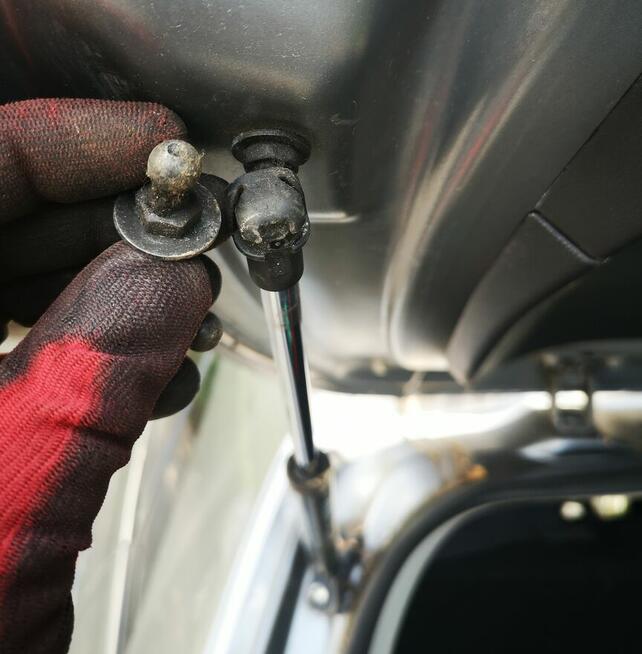 Mocowanie przegub kulowy siłownika klapy Mitsubishi ASX