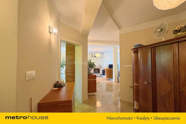 Dom wolnostojący na dużej kształtnej działce.