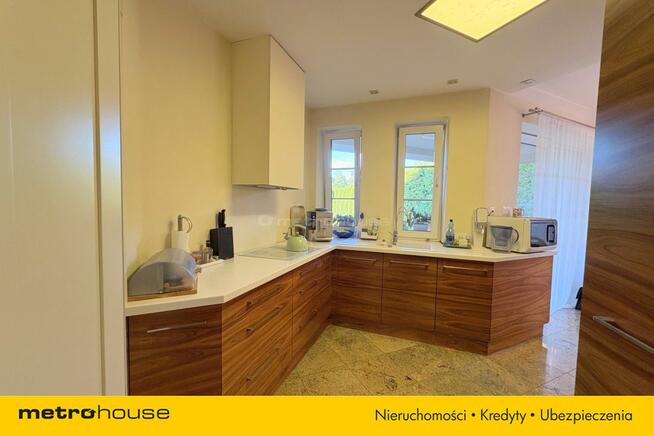 Dom wolnostojący na dużej kształtnej działce.