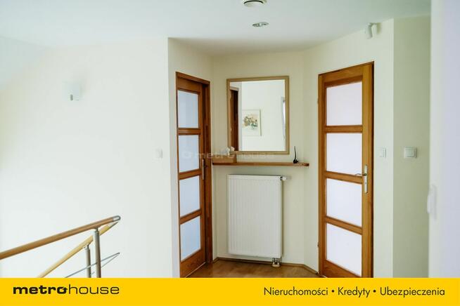 Urokliwa posiadłość z pięknym widokiem i basenem.