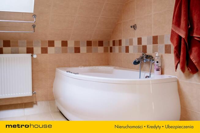 Urokliwa posiadłość z pięknym widokiem i basenem.