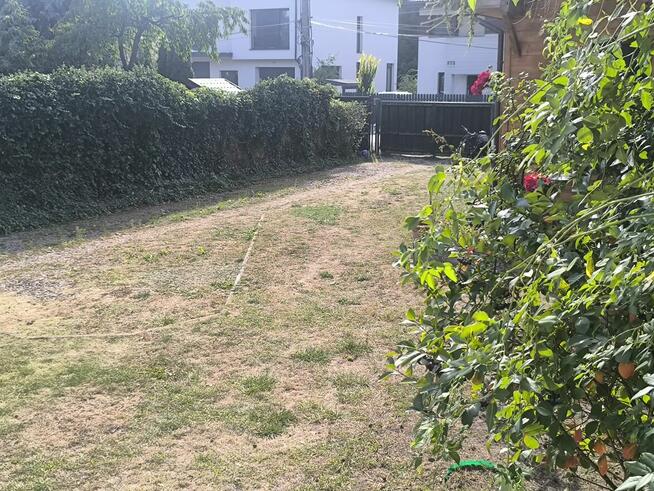 Dom dwupiętrowy w pobliżu centrum z werandą i parkingiem