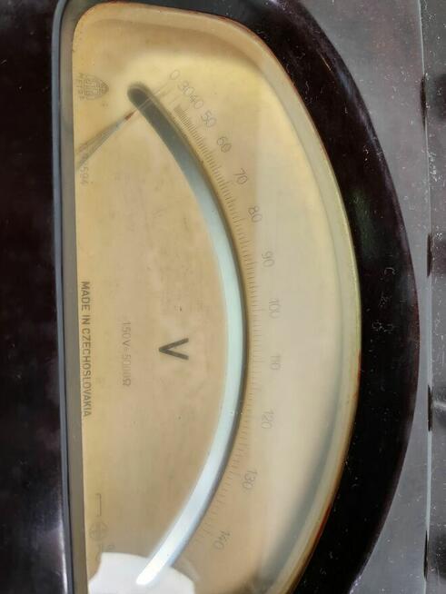 zabytkowy woltomierz analogowy firmy Metra Blansko.