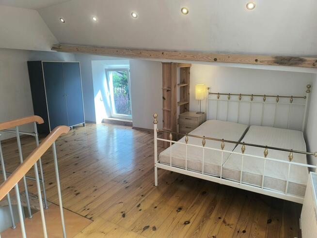 Dom dwupiętrowy w pobliżu centrum z werandą i parkingiem