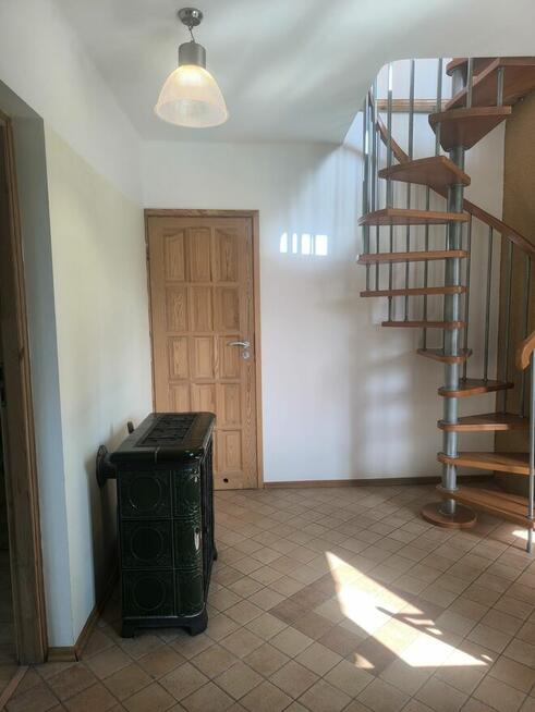 Dom dwupiętrowy w pobliżu centrum z werandą i parkingiem