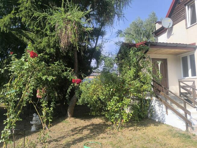 Dom dwupiętrowy w pobliżu centrum z werandą i parkingiem