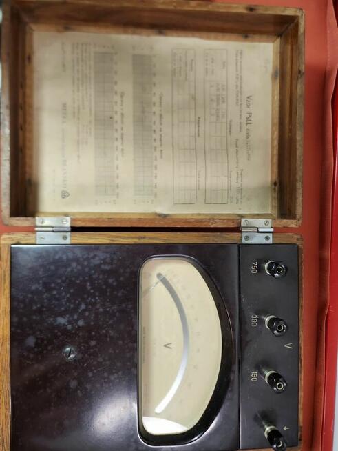 zabytkowy woltomierz analogowy firmy Metra Blansko.