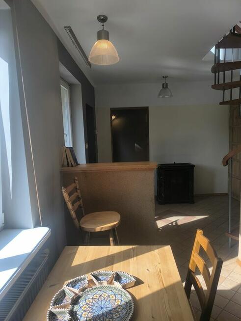 Dom dwupiętrowy w pobliżu centrum z werandą i parkingiem