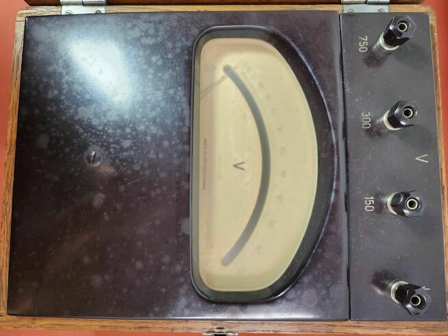 zabytkowy woltomierz analogowy firmy Metra Blansko.