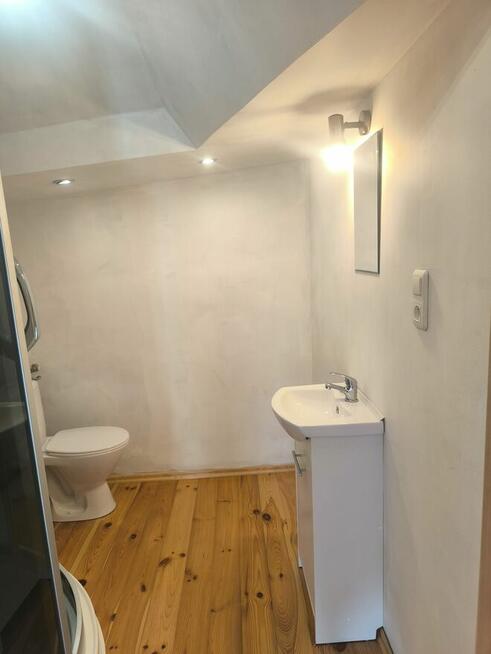 Dom dwupiętrowy w pobliżu centrum z werandą i parkingiem