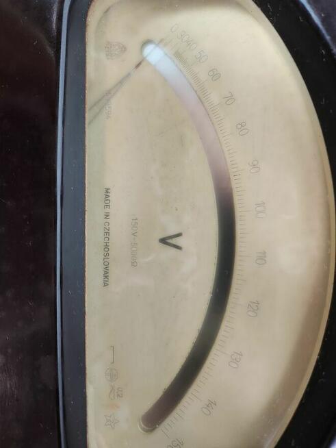 zabytkowy woltomierz analogowy firmy Metra Blansko.