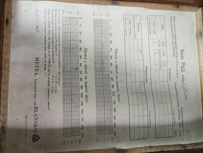 zabytkowy woltomierz analogowy firmy Metra Blansko.