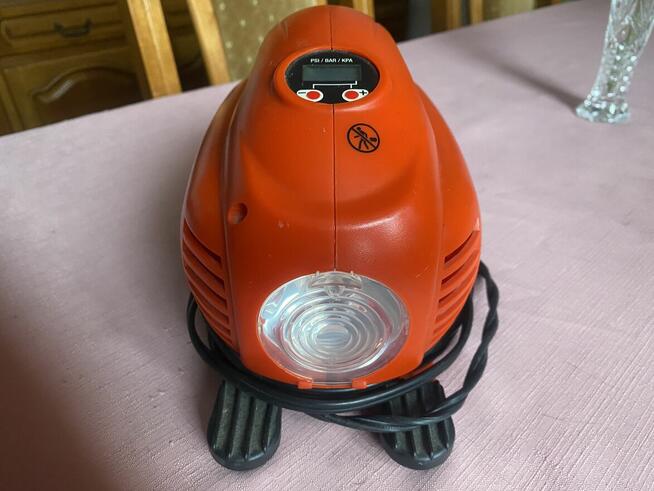 Kompresor samochodowy Black & Decker ASI200