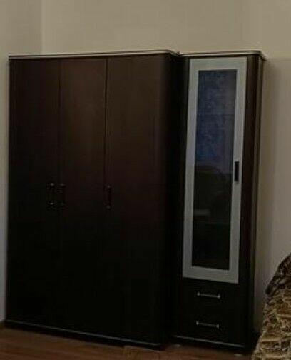 Komplet ciemnych mebli