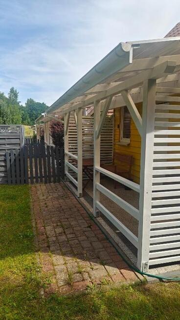 Domek przy dzikiej plaży z boćkiem na łące. Cisza.