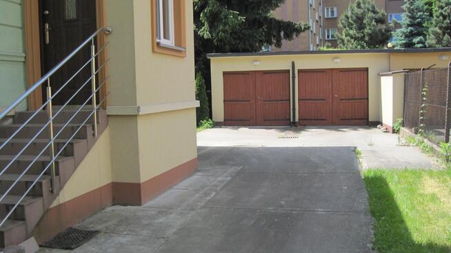 Zabytkowy dworek położony w centrum części miasta