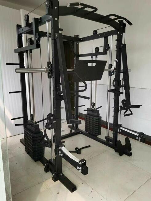 Atlas do ćwiczeń suwnica Smitha half rack klatka