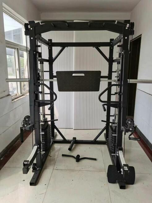 Atlas do ćwiczeń suwnica Smitha half rack klatka