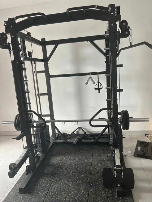 Atlas do ćwiczeń suwnica Smitha half rack klatka