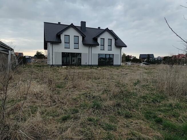 Dom Bliźniak z garażem i ogrodem , 6 pokoi , Różyny -11km od