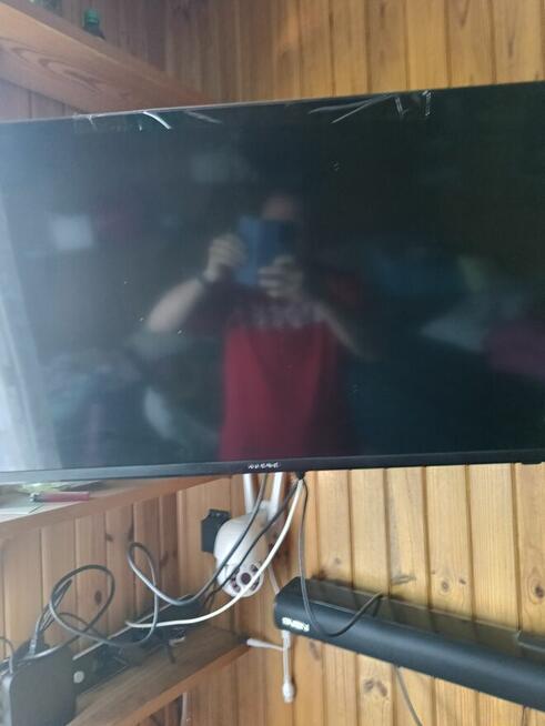 Telewizor 32cale i kino domowe widoczne na zdjęciach