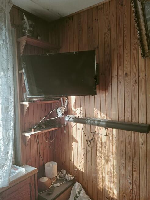 Telewizor 32cale i kino domowe widoczne na zdjęciach