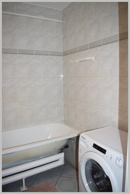 Trzecie piętro w niskim bloku, duży balkon.