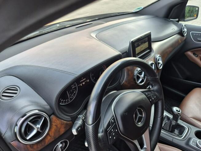 Mercedes B 200 brązowe skóry/ Harman Kardon/el. + pamięć foteli/ SERWIS