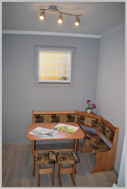 Trzecie piętro w niskim bloku, duży balkon.