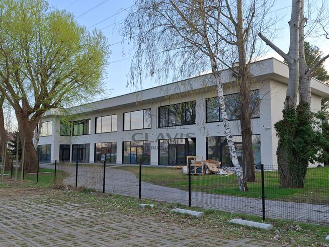 Nowoczesne lokale usługowe 140–420 m² przy głównej ulicy