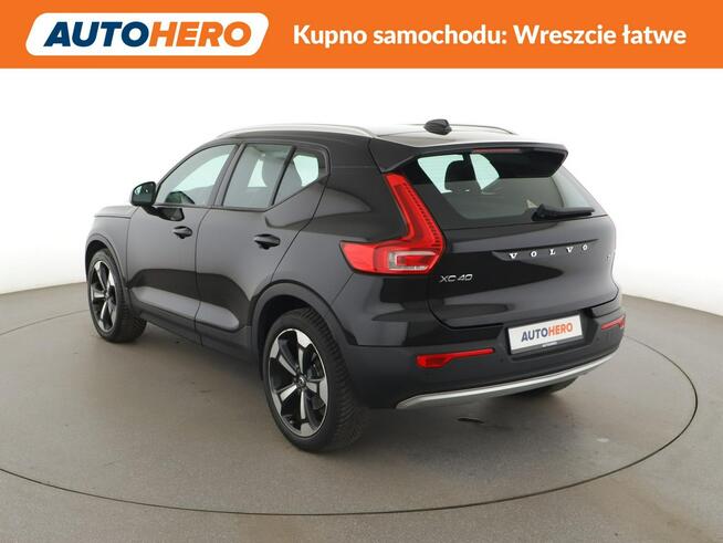 Volvo XC 40 2.0T4 Automat Momentum Nawigacja Tempomat Grzana Kierownica Kamera LED