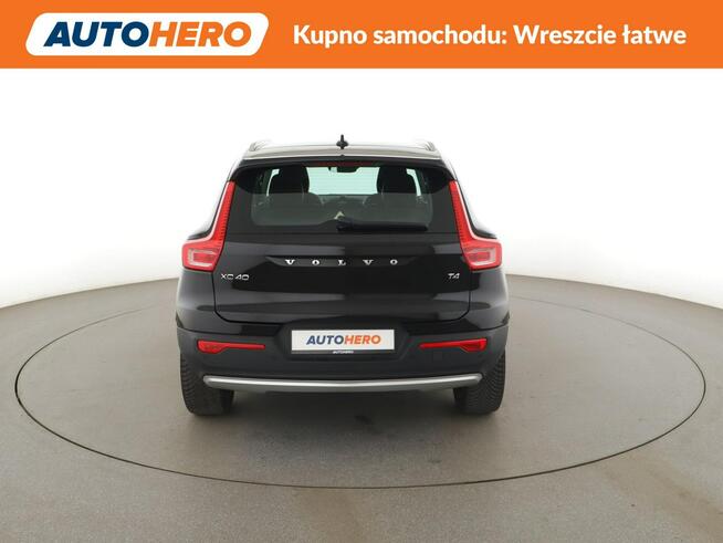 Volvo XC 40 2.0T4 Automat Momentum Nawigacja Tempomat Grzana Kierownica Kamera LED