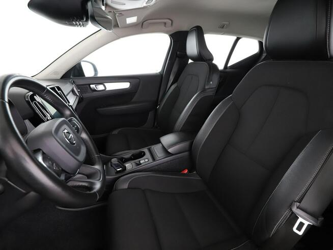 Volvo XC 40 2.0T4 Automat Momentum Nawigacja Tempomat Grzana Kierownica Kamera LED
