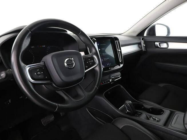 Volvo XC 40 2.0T4 Automat Momentum Nawigacja Tempomat Grzana Kierownica Kamera LED