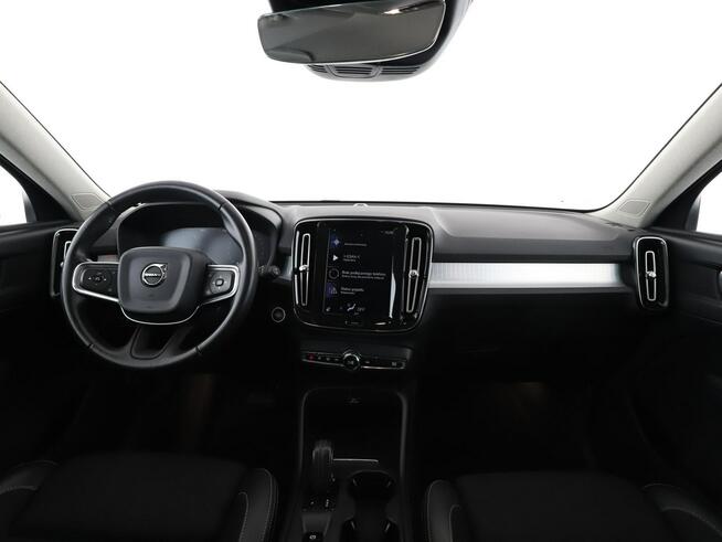 Volvo XC 40 2.0T4 Automat Momentum Nawigacja Tempomat Grzana Kierownica Kamera LED