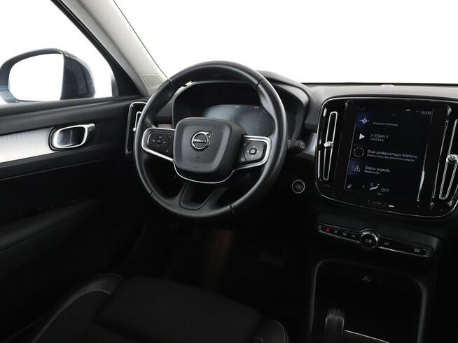Volvo XC 40 2.0T4 Automat Momentum Nawigacja Tempomat Grzana Kierownica Kamera LED