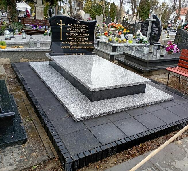 Układanie kostki przy nagrobkach