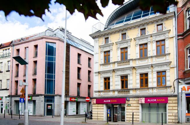 Lokal z dużymi witrynami przy Agorze Bytom