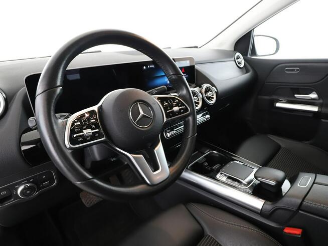 Mercedes B 180 automat full LED półskóra navi grzane fotele kamera 360 i czujniki par