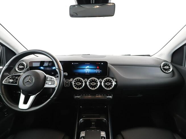 Mercedes B 180 automat full LED półskóra navi grzane fotele kamera 360 i czujniki par