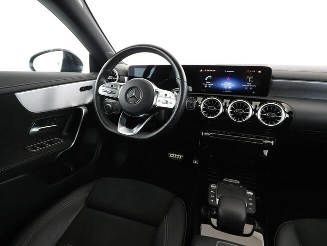 Mercedes CLA 200 AMG Line automat 163KM panorama navi grzane fotele kamera MBUX