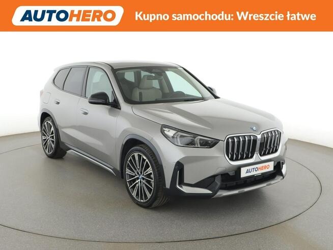 BMW iX1 EV 4x4 full LED jasne skóry live cocpit kamery asystenci