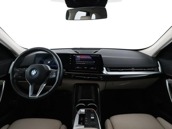 BMW iX1 EV 4x4 full LED jasne skóry live cocpit kamery asystenci