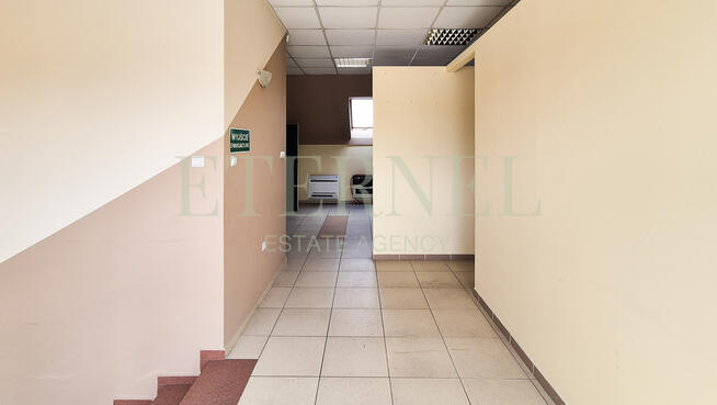 Dwupoziomowy lokal komercyjny 100m2 z parkingiem
