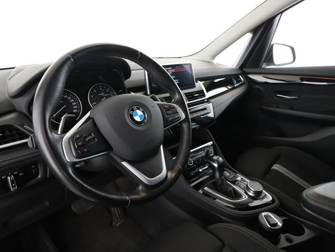 BMW 220 7 os. automat full LED navi klima auto grzane fotele czujniki parkowan