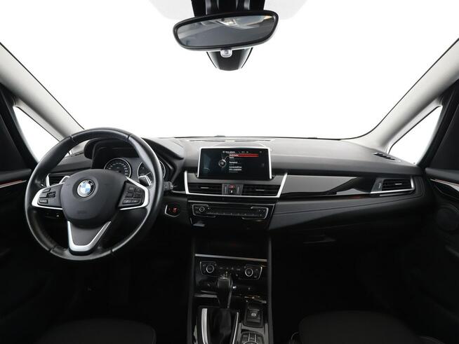 BMW 220 7 os. automat full LED navi klima auto grzane fotele czujniki parkowan