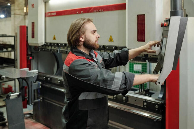 OPERATOR /KA PRASY KRAWĘDZIOWEJ CNC (BEZ-AS-DE)