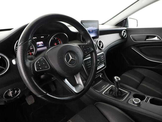 Mercedes CLA 180 full LED półskóra navi grzane fotele klimatyzacja czujniki parkowani