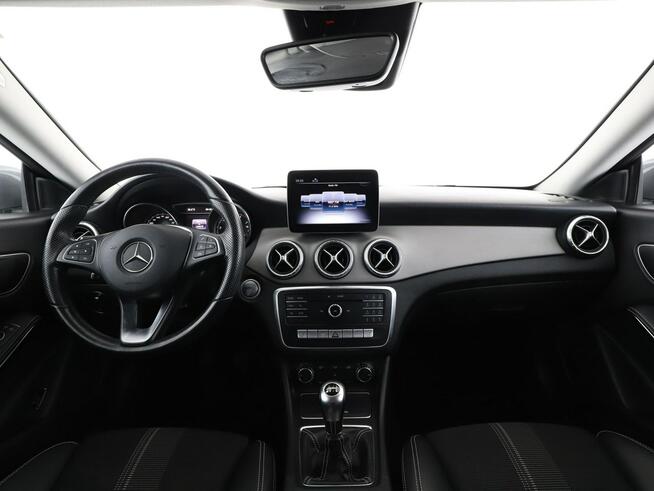 Mercedes CLA 180 full LED półskóra navi grzane fotele klimatyzacja czujniki parkowani