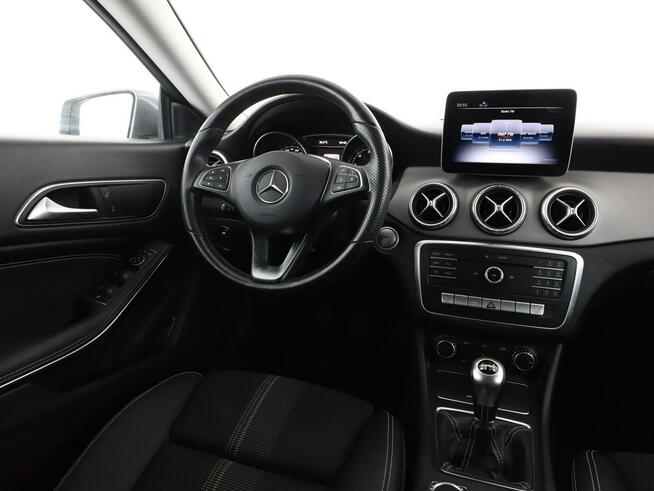 Mercedes CLA 180 full LED półskóra navi grzane fotele klimatyzacja czujniki parkowani